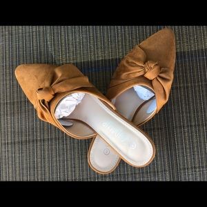 Pointy toe and elegant bow knot flat mule slides